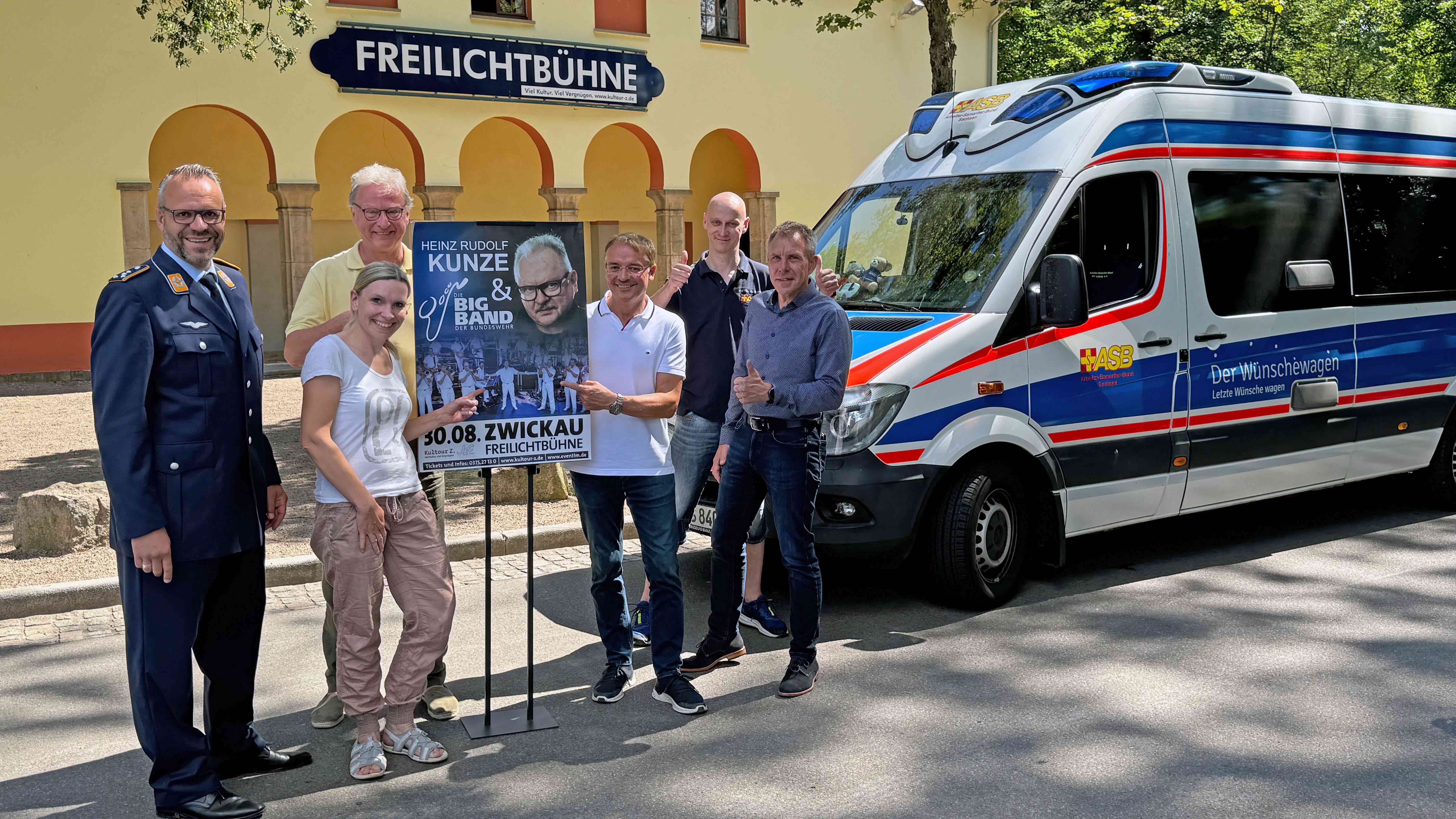Heinz Rudolf Kunze und die Big Band der Bundeswehr unterstützen den Wünschewagen